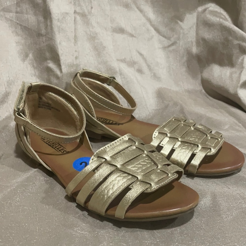 Girls golden sandals 👡